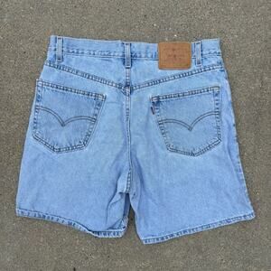 Vintage Y2K Levi’s 550 Relaxed Fit Men's Light Blue Denim Shorts Size 33